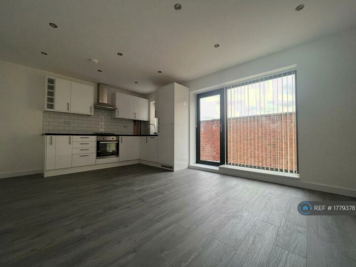 4 Bedroom Flat To Rent In Green Lanes, London, N4
