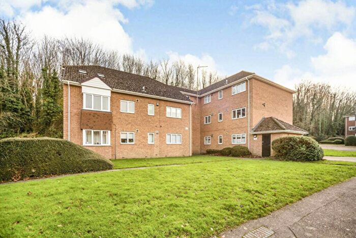 2 Bedroom Flat To Rent In Findlay Close Gillingham, ME8