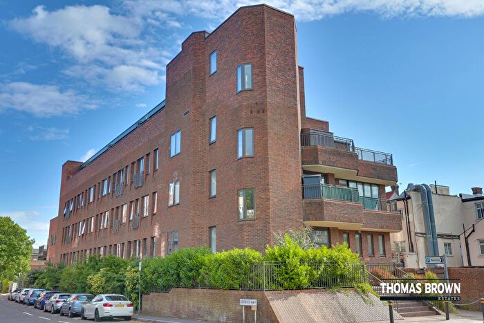 2 Bedroom Flat For Sale In Knoll Rise, Orpington, BR6