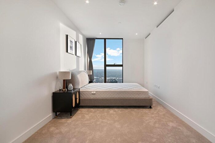 2 Bedroom Apartment To Rent In Harcourt Tower, Marsh Wall, London, E14