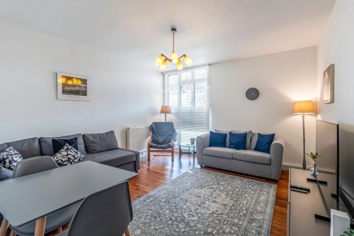 2 Bedroom Flat To Rent In Hallfield Estate, Bayswater, London, W2