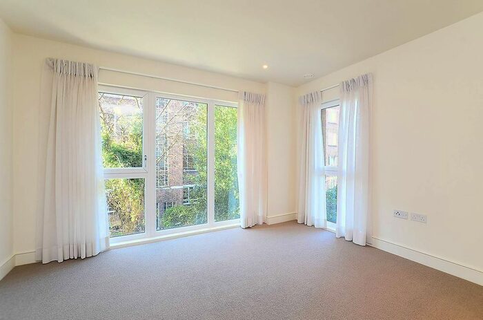 2 Bedroom Flat To Rent In Oakhill Park, East Putney, London, SW15