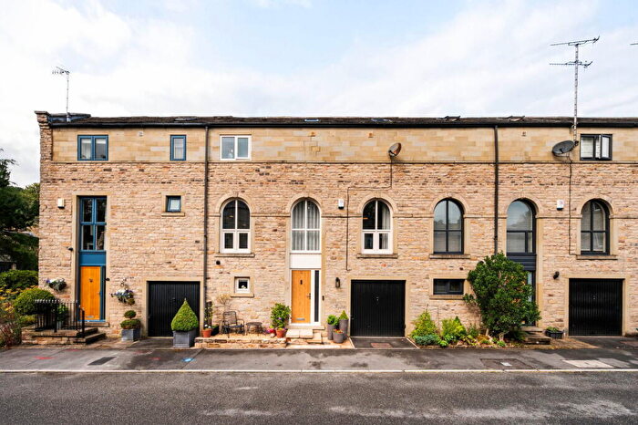 3 Bedroom Town House For Sale In Walkmill, Dobcross, Saddleworth, OL3