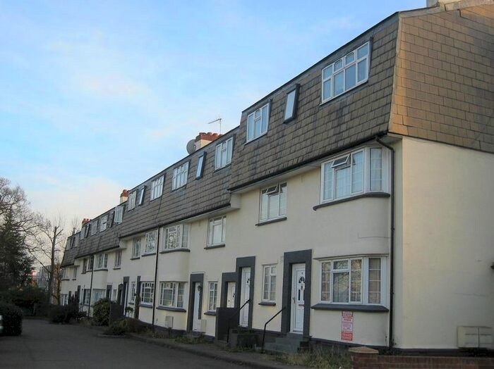 2 Bedroom Flat To Rent In Stonegrove Court, Edgware, Middlesex HA8