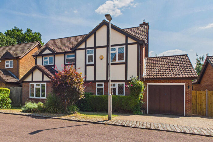 4 Bedroom Detached House For Sale In Green End Gardens, Boxmoor, HP1