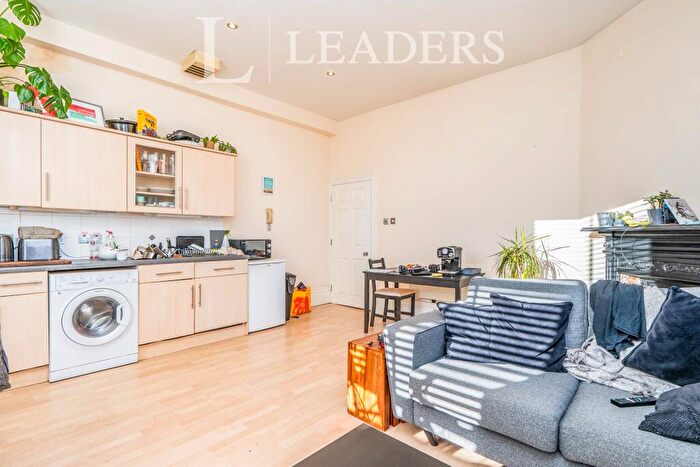 1 Bedroom Flat To Rent In Royal Crescent Rd, Southampton, SO14