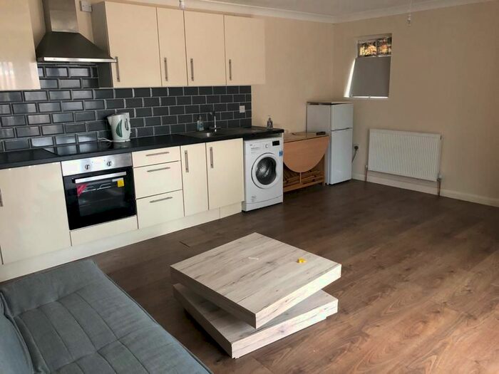 1 Bedroom Bungalow To Rent In Raleigh Road, Southall, UB2