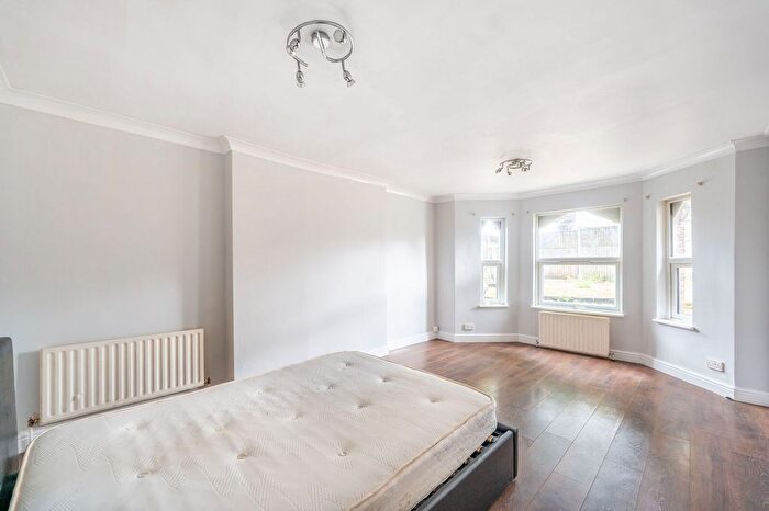 Studio To Rent In Leamington Park, North Acton, London, W3