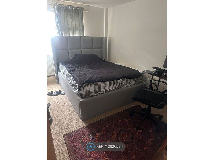 2 Bedroom Flat To Rent In Bowen Drive, London, SE21