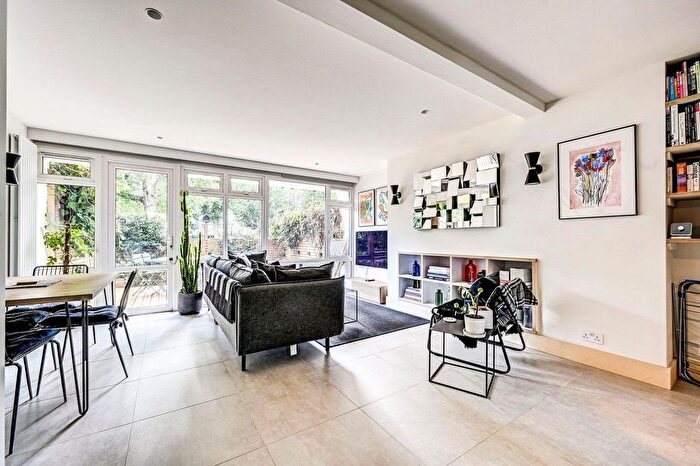 2 Bedroom Flat To Rent In London Borough Of Southwark, SE17