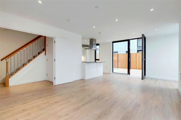 3 Bedroom Flat To Rent In Forrester Way, London, E15