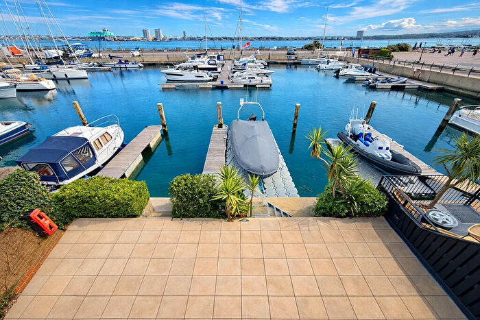 2 Bedroom Town House For Sale In Velsheda Court, Hythe, Southampton, SO45