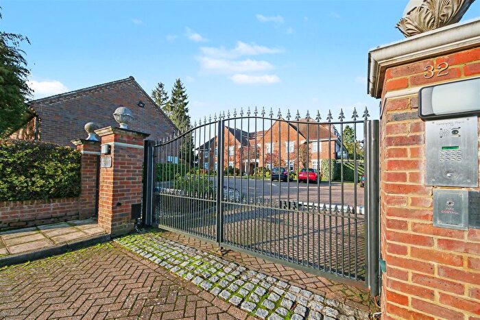 2 Bedroom Flat For Sale In Gills Hill, Radlett, WD7
