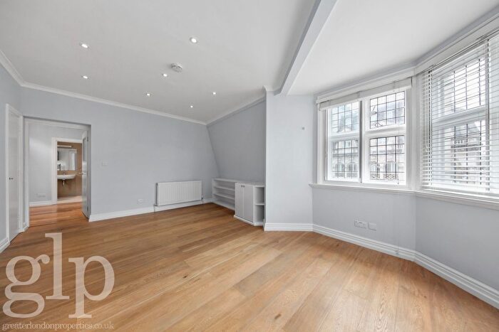 2 Bedroom Flat To Rent In Coventry Street, London, Greater London, Soho, W1D