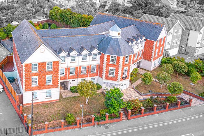 2 Bedroom Flat For Sale In Crown Hill, Rayleigh, SS6