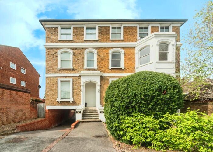 1 Bedroom Apartment To Rent In Berrylands, Surbiton, KT5