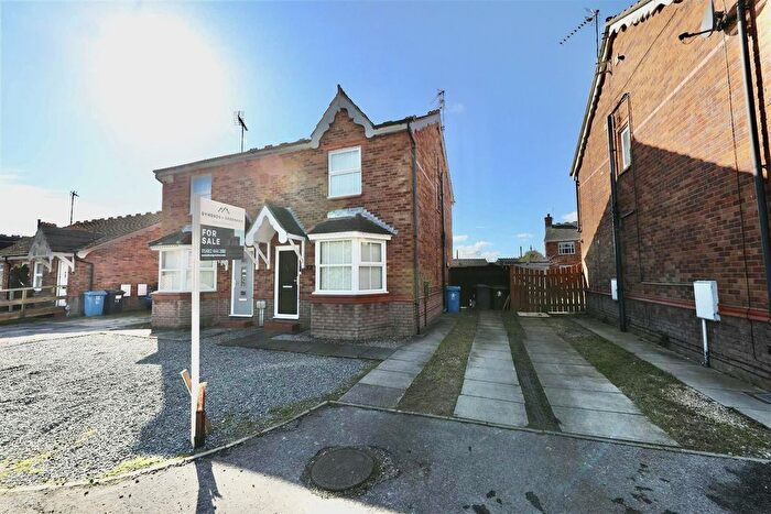 3 Bedroom Semi-detached House For Sale In Sittingbourne Close, Hull, HU8