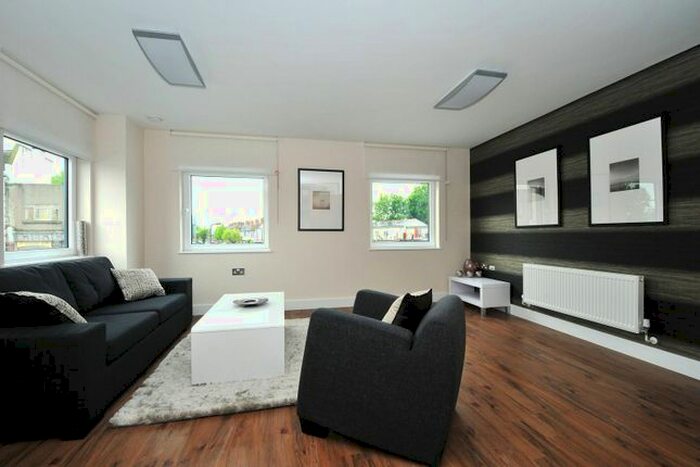 2 Bedroom Flat To Rent In The Green, Southall, UB2