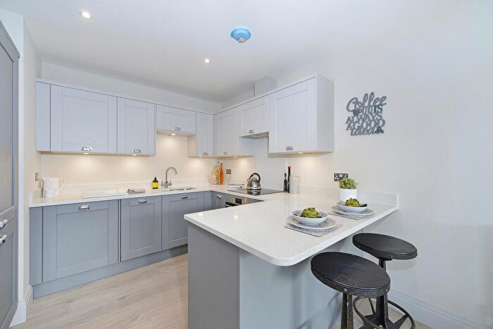 1 Bedroom Apartment For Sale In Farncombe Street, Godalming, Surrey, GU7