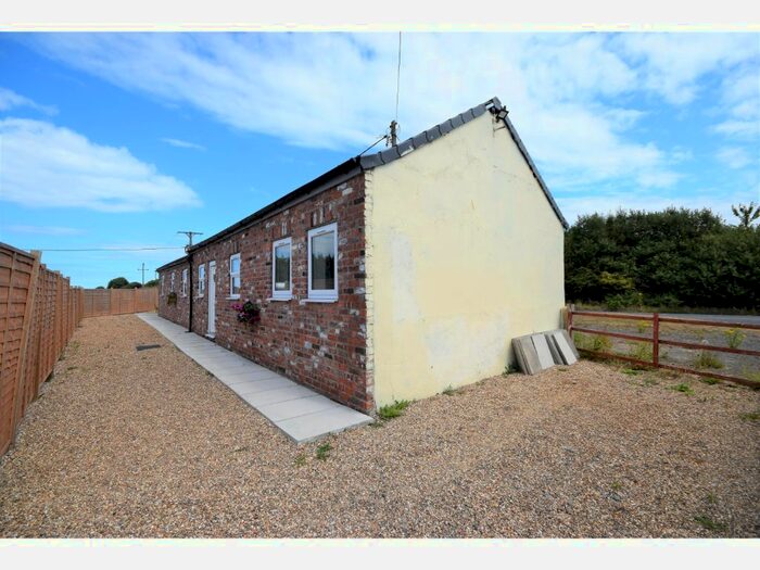 2 Bedroom Bungalow For Sale In Hunmanby Road, Filey, YO14
