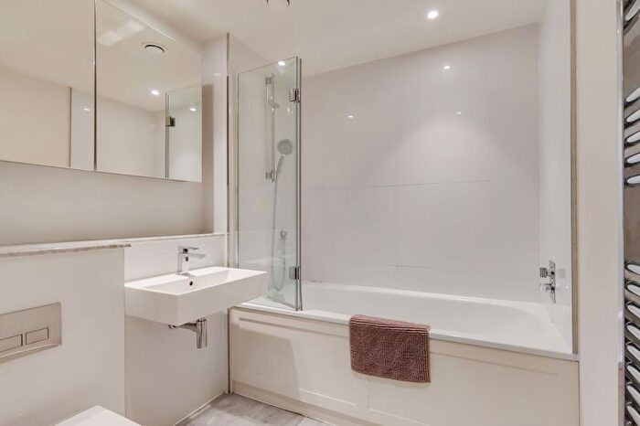 2 Bedroom Flat For Sale In Oakhill Road, London, SW15