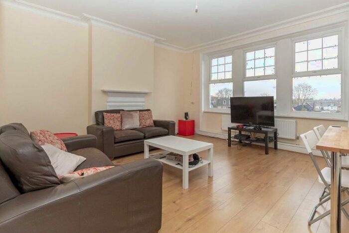 4 Bedroom Flat To Rent In Broad Street, Teddington, TW11