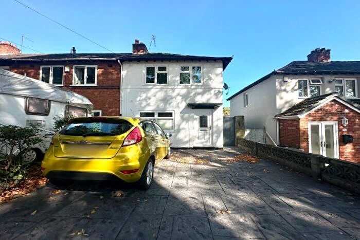 3 Bedroom Semi-Detached House To Rent In Matlock Road, Birmingham, B11