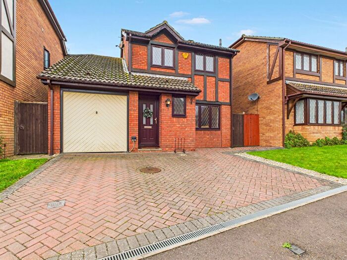 3 Bedroom Detached House For Sale In Batemans Close, Worthing, BN13