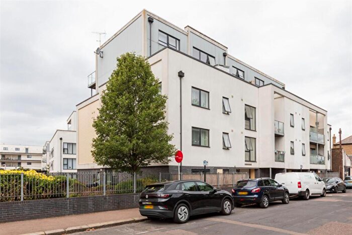 1 Bedroom Flat For Sale In Hillyfield, Walthamstow, E17