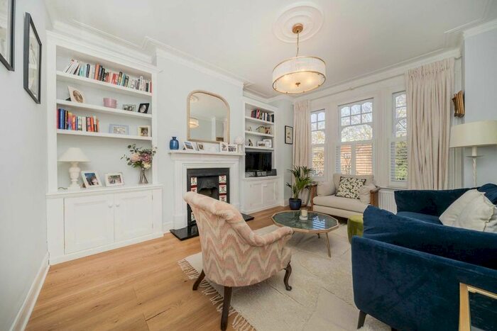 3 Bedroom Flat To Rent In Weir Road, London, SW12