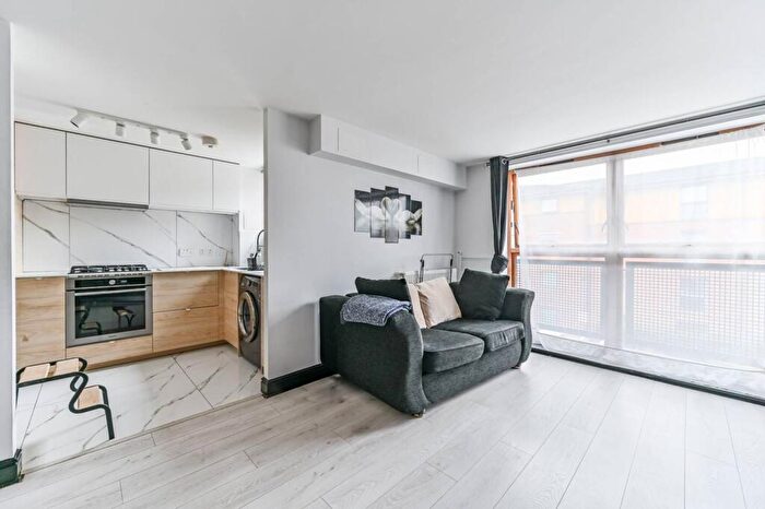 1 Bedroom Flat To Rent In Simpson Close, Thornton Heath, Croydon, CR0