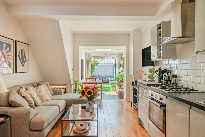2 Bedroom Maisonette For Sale In Briscoe Road, Colliers Wood, London, SW19