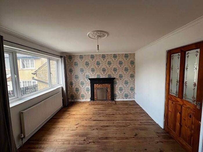 2 Bedroom Town House To Rent In Daisy Street, Bradford, BD7