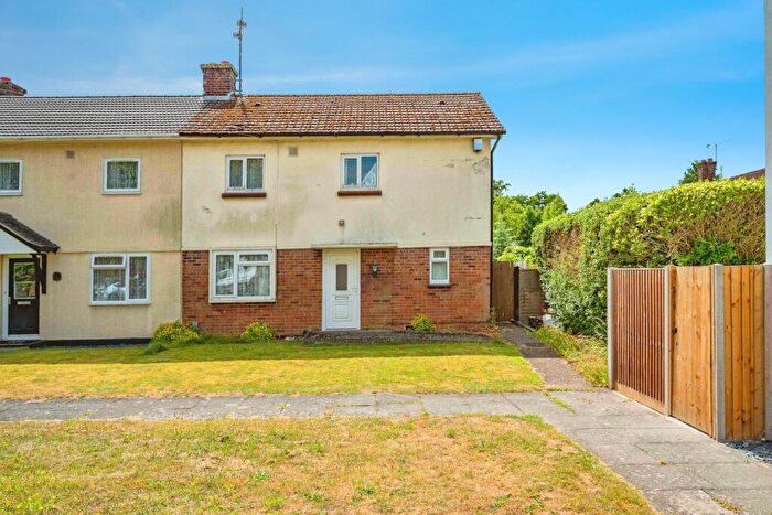 4 Bedroom Semi-Detached House For Sale In Drovers Way, Dunstable, Bedfordshire, LU6