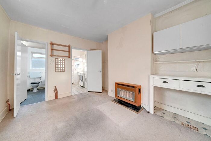 1 Bedroom Flat For Sale In A Eastbury Grove, London, W4