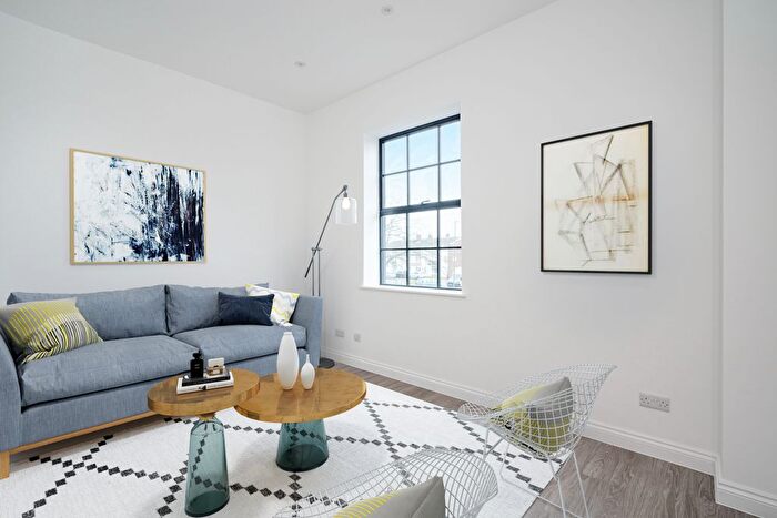 1 Bedroom Flat To Rent In A Walton Road, West Molesey, Surrey, KT8