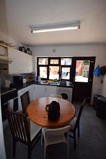 4 Bedroom Semi-Detached House To Rent In Grafton Road, Dagenham, RM8