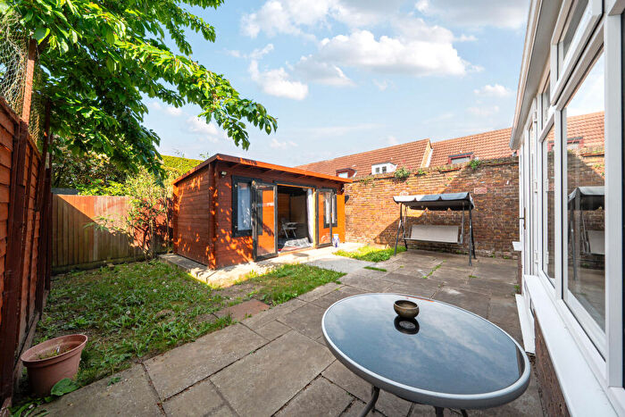 1 Bedroom Maisonette For Sale In Gateway, Weybridge, KT13