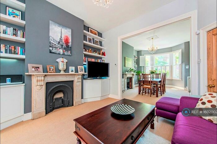 2 Bedroom Flat To Rent In Rossiter Road, London, SW12