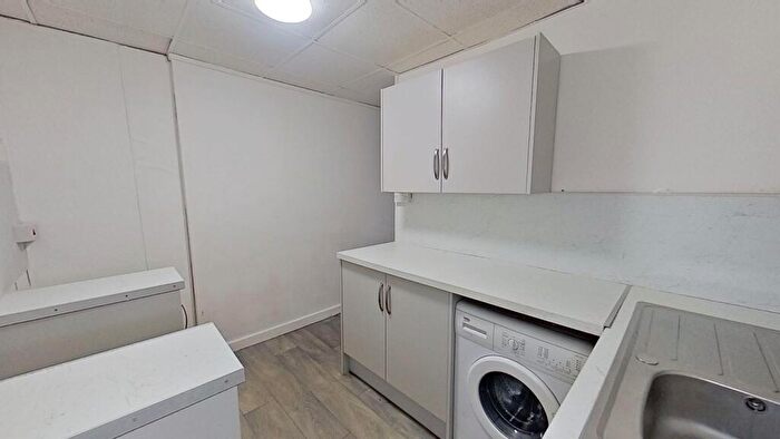 1 Bedroom Flat For Sale In Flat East Court, East Road, Tylerstown, Ferndale, Mid Glamorgan, CF43