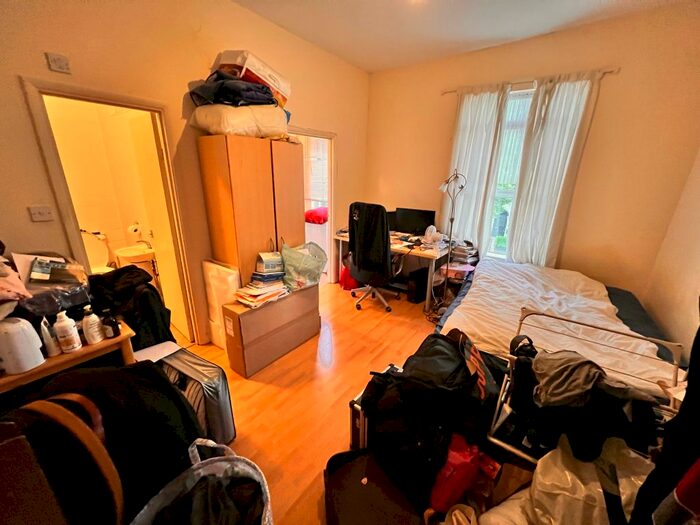 Studio To Rent In Florence Road, London, N4