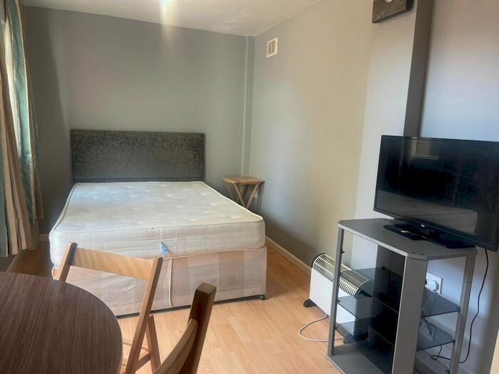 Studio To Rent In Salisbury Avenue, Slough, Berkshire, SL2