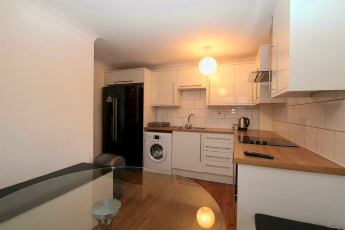 4 Bedroom Flat To Rent In Meriden Road, Southsea ** Two Minute Walk To University **, PO5