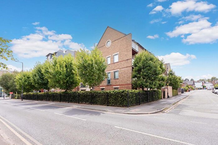 2 Bedroom Apartment For Sale In The Crescent, Maidenhead, SL6