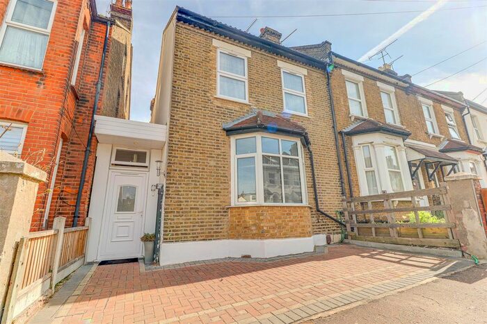 3 Bedroom End Of Terrace House For Sale In Shakespeare Drive, Westcliff-On-Sea, SS0