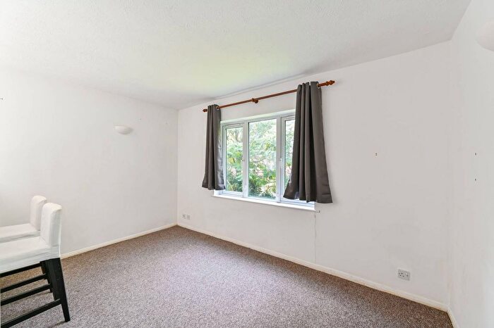 1 Bedroom Flat For Sale In Abbey Drive, Tooting, London, SW17