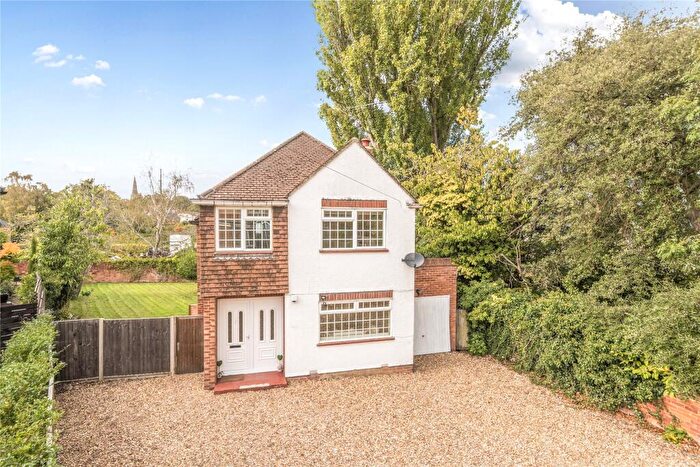 3 Bedroom Detached House For Sale In Cedar Close, Bagshot, Surrey, GU19