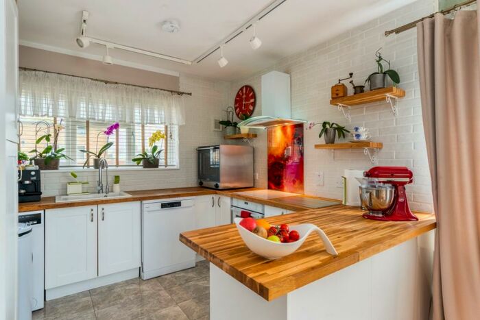 3 Bedroom Flat To Rent In Coulsdon Road Caterham, CR3