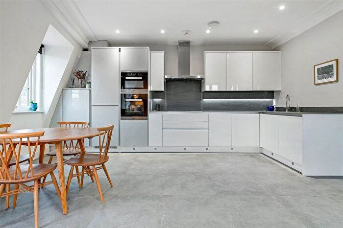 2 Bedroom Flat For Sale In Riverside Walk, Windsor, Berkshire, SL4