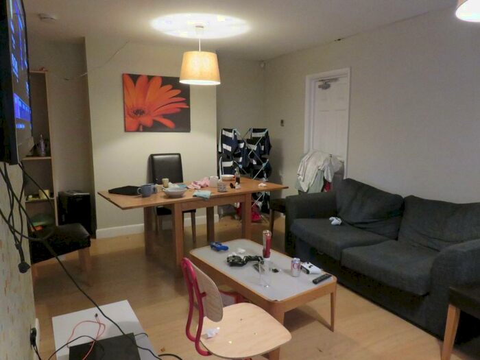 6 Bedroom Semi-Detached House To Rent In Rolleston Drive, Nottingham, NG7